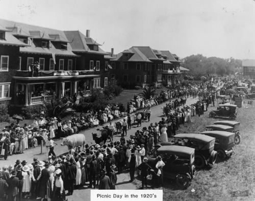 Parade, circa 1920-1929.jpg