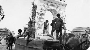 “Agricultural Progress” parade float, 1930.jpg