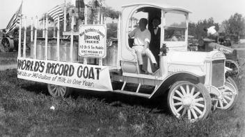 Animal Husbandry Division float, 1917.jpg