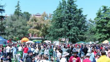 Crowds on the Quad, 2000.jpg