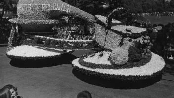 Parade float, 1966.jpg