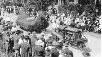 Parade float, circa 1916.jpg