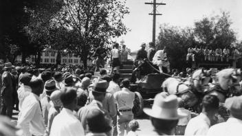 Parade, 1930.jpg