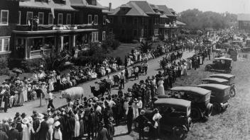 Parade, circa 1920-1929.jpg