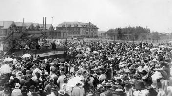 Picnic Day crowd, circa 1916.jpg