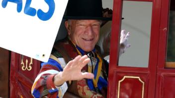 Robert Mondavi, Parade Marshall, 2002.jpg